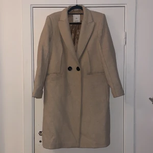 Beige kappa mango - Beige jättefin kappa från mango som tyvärr inte kommer till användning längre i bra skick. Storlek L. Frakt tillkommer