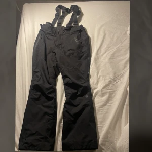 Alpin Skidbyxor  - Säljer ett par skitsnygga svarta vattentäta skidbyxor (spårning är även tillgängligt). De är använda ett få tal gånger. Säljer för att de blivit för jag köpt nya skidbyxor och de är för små för mig. De sitter snyggt in till kroppen!😍 Nypris: 1299kr😊❤️