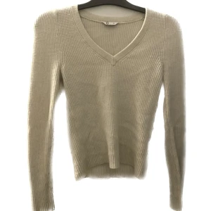 Stickad tröja  - Superfin stickad tröja från Cubus, jättemycket material, inte stickig , nypris 300