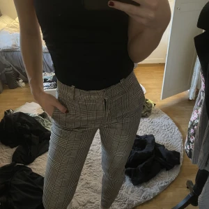 Kostymbyxor  - Har vuxit ur mina rutiga kostymbyxor tyvärr så säljer dem för halva priset. 