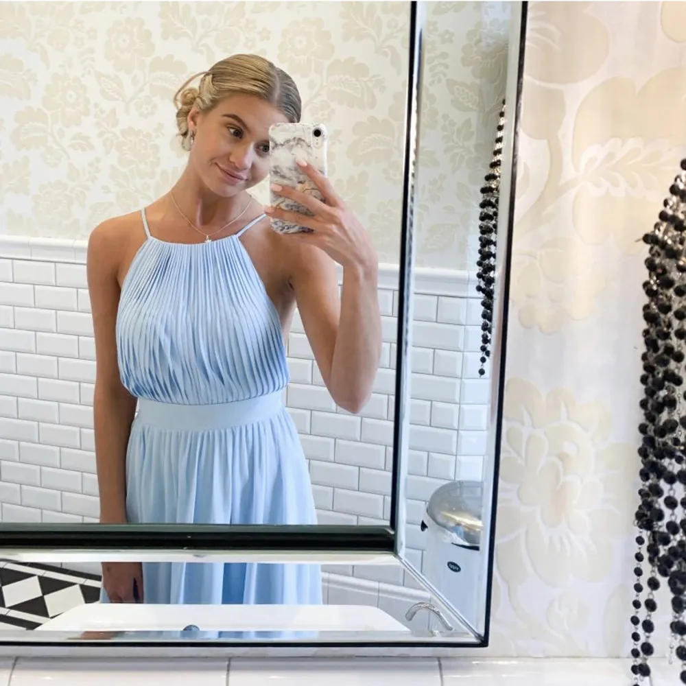 Säljer denna superfina balklänning youmefashion.com   Hör av dig privat om du har frågor osv🥰 Nypris är 2399kr. Klänningar.