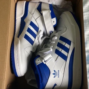 Adidas forum mid - Knappt använda Blå mid i storlek 38  Köpta för 1299