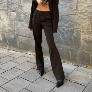 Kostymbyxor  - Säljer mina LXA kostymbyxor ( bilden är tagen från Insgram ) super snygga men tyvärr lite långa för mig! Skriv för mer bilder. Storlek 42!  Nästan aldrig använda!!