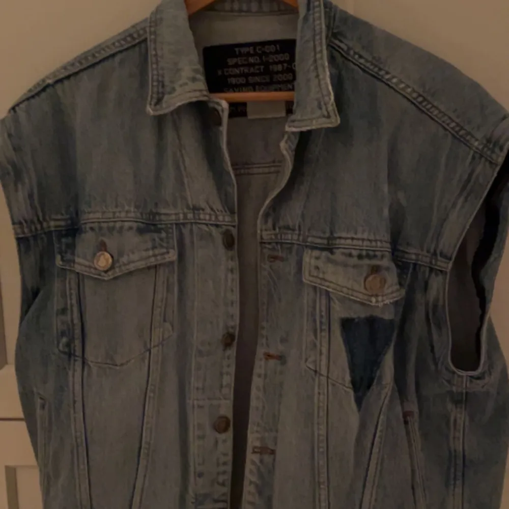 Snygg jeansväst köpt second hand i Stockholm!. Takit.