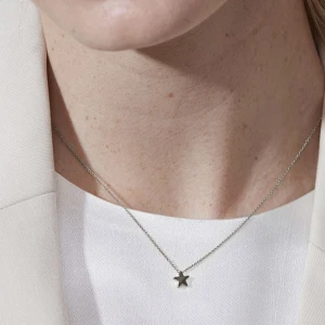 Edblad halsband - Säljer detta oanvända halsbanden från Edblad. Har aldrig haft användning till halsbandet och den har bara legat i mitt smyckeskrin💞NYPRIS : 300kr