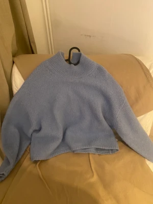  Blå stickad tröja  - En stickad mysig tröja som är köpt här på plick! Säljer pga att den inte riktigt är min stil. Passar mig perfekt som är xl/L men passar också mindre storlekar om man vill ha en lite oversize! Köpt för 300 men säljer för 150+ plus frakt 