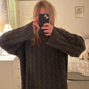 Stickad tröja! - stickad tröja från hm i en mörkgrå färg! Mysig och Oversized!