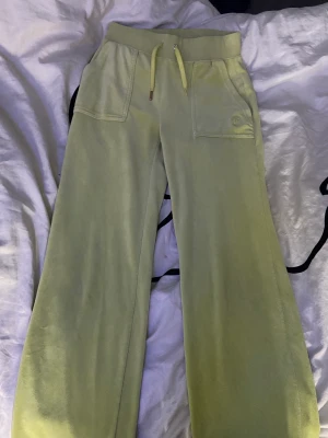Juicy couture  - Säljer mina gula juicy då dom inte passar. Dom är uppsydda nere vid benen så dom passar någon som är runt 155 skulle jag gissa, dom har även tappat detaljer på snörena men kp för mått
