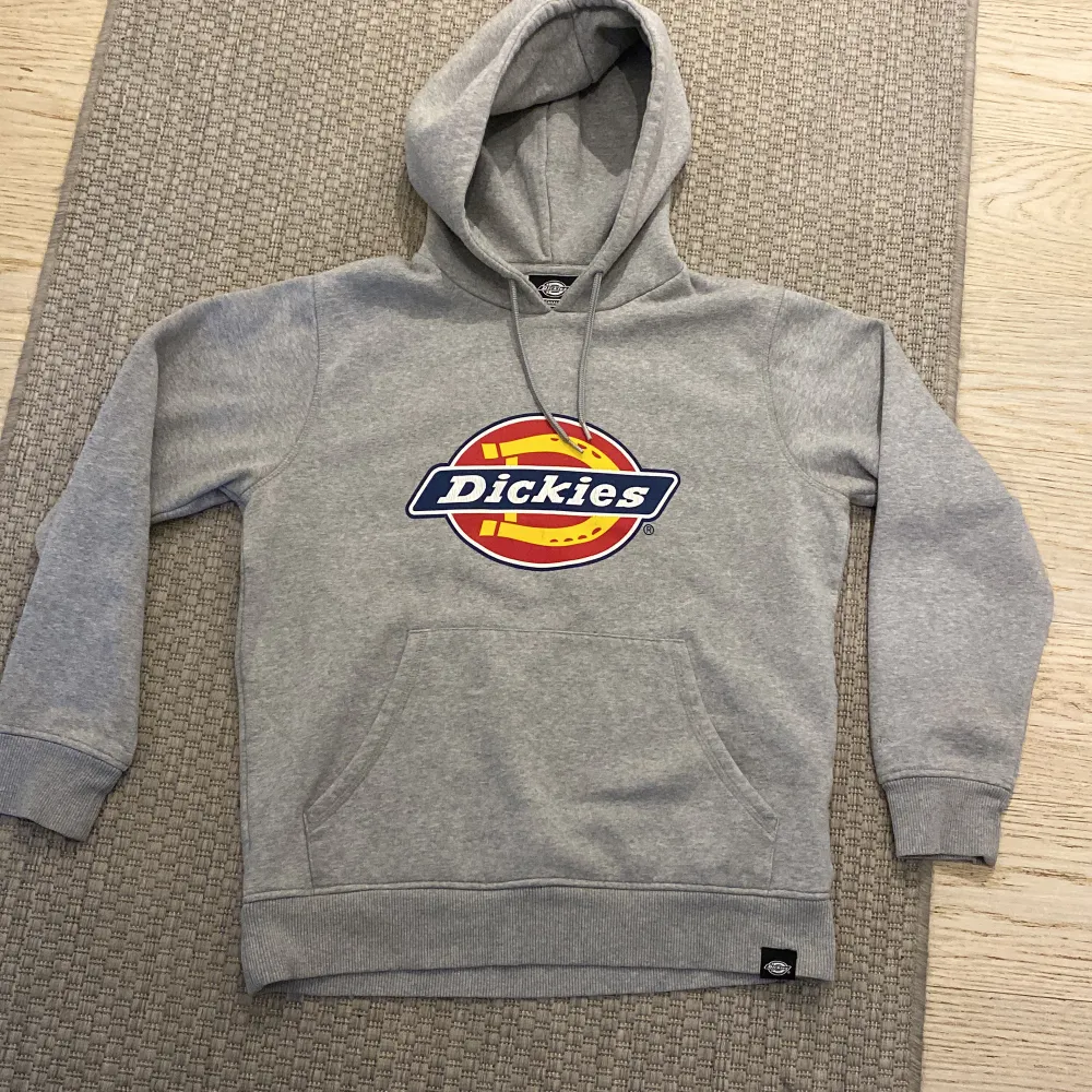 Säljer min gråa Dickies hoodie då den inte kommer till användning längre. Jag är öppen för prisförslag. Frakt ingår inte!. Hoodies.