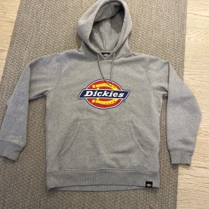 Dickies hoodie - Säljer min gråa Dickies hoodie då den inte kommer till användning längre. Jag är öppen för prisförslag. Frakt ingår inte!