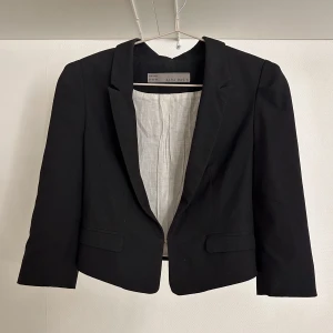 Kort kavaj från zara  - Kort kavaj med halvlånga armar från zara❣️