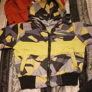 Huvtröja barn  - Mönstrad huvtröja barn, köpt från shein, storlek 92, använt skick, även lite nopprig men kan lätt tas bort.