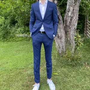 Hugo Boss kostym - Säljer en väldigt fin Hugo Boss kostym som endast är använd en gång, därav i väldigt bra skick. Både byxan och kavajen är i storlek 46. Nypris för kostymen låg på lite över 4000kr