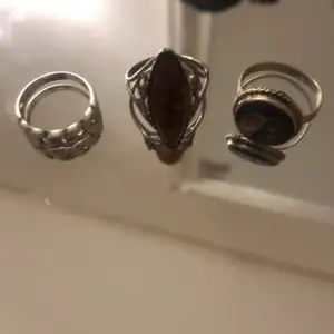 3st äkta silver ringar,se stämpel på bild 3☺️ Ringen till höger är med mussla på Ringen i mitten har en kristall på Och den till vänster är bara silver❤️skriv prisförslag (den i mitten är såld)
