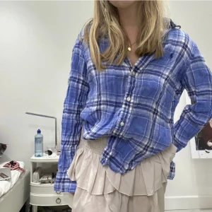 Ralph Lauren skjorta - Säljer denna fina linneskjorta från Ralph Lauren i jättefint skick 🤍möts upp på Östermalm eller fraktar!