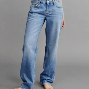 Low waist jeans - Low waist jeans från ginatricot, knappt använda. Skriv privat för egna bilder👍🏼