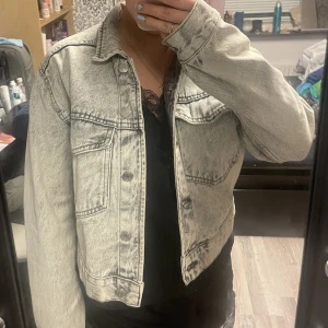 Jeansjacka från Ginatricot - En supersnygg croppad jeansjacka från Ginatricot