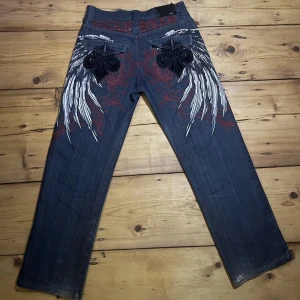 Rawblue jeans - Skitfeta jeans med tryck! Jeansen är i väldigt bra skick.  Det är bara att höra av er om ni har några funderingar!   INTE SÅLDA❌!! Budgivaren svarar inte🙄🙄 Så skriv om ni vill köpa dem!! 