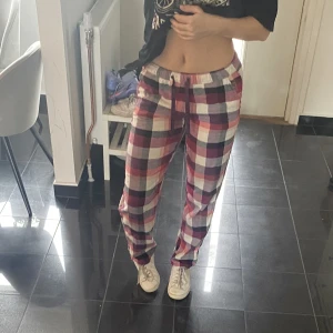 Lågmidjade pjamasbyxor  - Lågmidjade jätte sköna pjamasbyxor 🥰 jag är 167 och dom sitter bra på mig