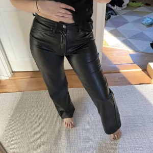 Skinnbyxor - Säljer mina skinnbyxor då de inte kommer till användning. Jätte bra skick, skriv för fler bilder. Du står för frakten ca 50 kr🫶🏼💕