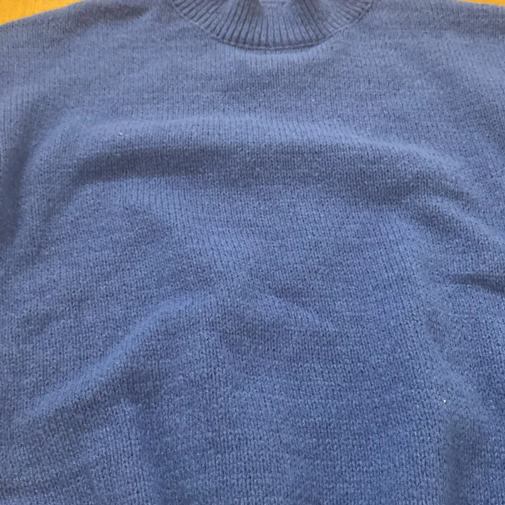 Väldigt bekväm blå sweatshirt, den är oversized. 70kr + frakt. Stickat.