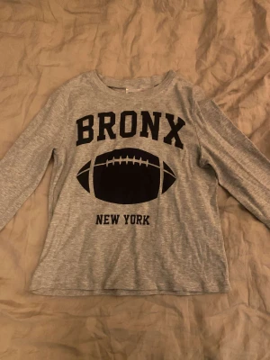 Pyjamas tröja - En grå pyjamaströja aldrig använd, säljer för att den var fel storlek 