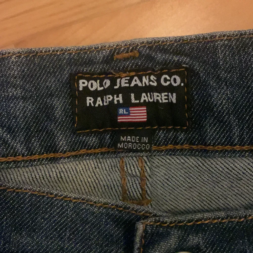 Äkta blå ralph lauren flare jeans! Jättebekväma men sälj för att de inte passar. Midjemått rakt över är 39 och innerbenslängd är 75! Skriv för frågor💕. Jeans & Byxor.