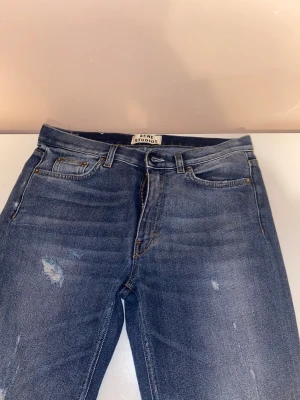 Säljer jeans  - Säljer dessa snygga jeans, säljer pga att de e lite stora🫶🏻💕