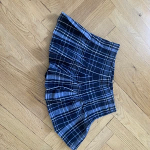 Rutig kjol - Super snygg rutig kjol med volang, passar mig perfekt som har storlek S, kjolen är i bra skick.