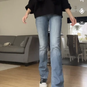 Lågmidjade Jeans - Så snygga lågmidjade jeans köpta här på plick. Jag är ca 168 för referens, skriv för fler bilder 💛💛