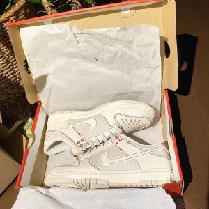 Nike Dunk Low 'Sashiko - Light Orewood Brown - Hej, säljer ett par Dunk Lows som är helt sprillans. Deadstock och har kvitto o box. Vunna på SNKRS appen. Priset är inte hugget i sten. Hör av dig vid frågor!