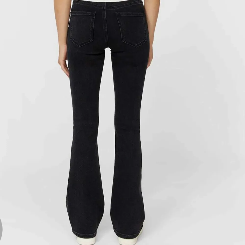 Ett par svarta bootcut jeans men låg midja❤️. Jeans & Byxor.