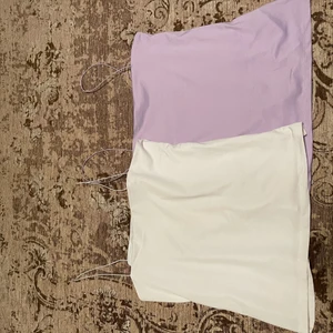 Toppar - Säljer två helt oanvända toppar, en lila och en vit. Säljer båda för 80 kr annars 50kr/st 