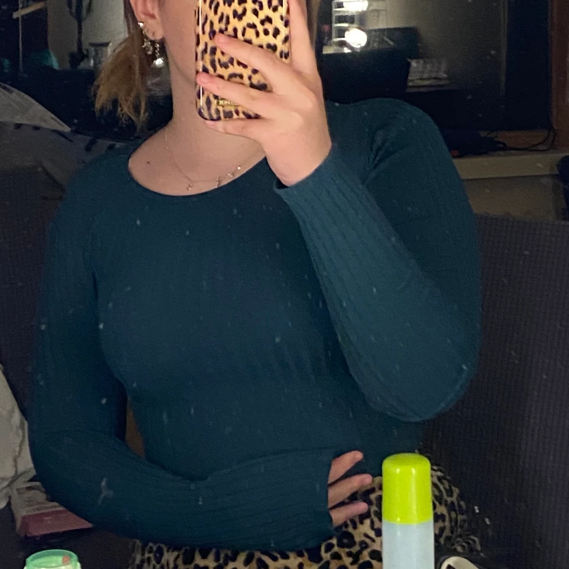 Grön tröja med hål i ryggen