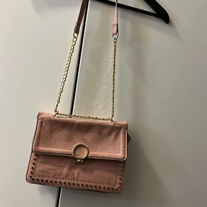 Rosa axelremsväska  - Fin rosa axelremsväska med gulddetaljer 