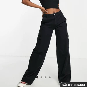Cargo pants ASOS - Säljer dessa trendiga Cargo pants från ASOS i storlek 38. Så himla snygga men tyvärr för stora för mig. Använda endast en gång! Köpta för 359kr, säljer för 250kr