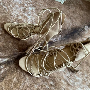 Unika klackskor / boho skor med snöre - Knappt använda bohoskor med snörning. Unika. Köpta i London. Märke missguided 