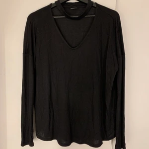 Mjuk tröja med cut out - En väldigt mjuk och fin tröja med cut out i dekollaget och choker liknande krage. Köpt ifrån Gina tricot. Fåtal gånger använt men fint skick.