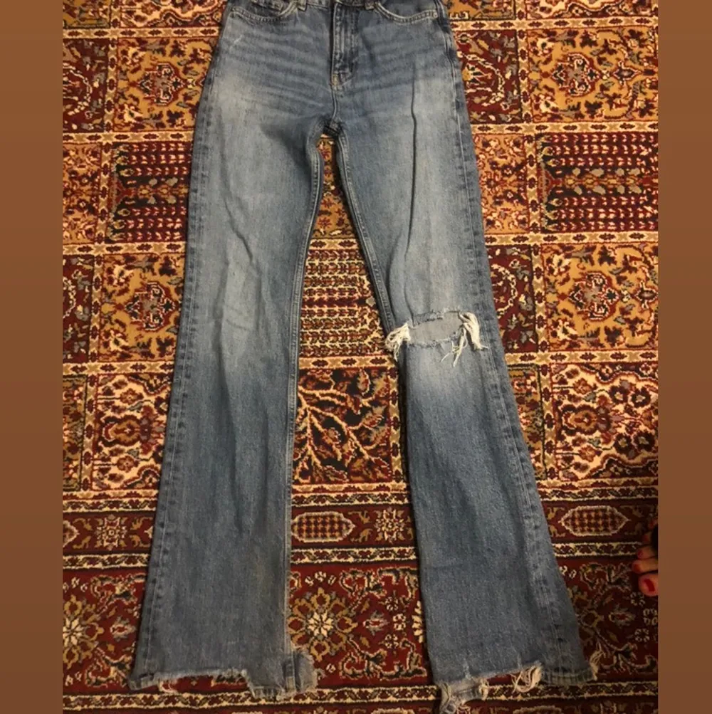 Säljer den super tajta jeans den är väldigt bra i median, köpte den för några veckor sedan från Gina tricot för 600kr och vill sälja den för halva priset. Har använt den bara tre fyra gånger . Jeans & Byxor.