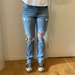 Ljusa HM jeans med hål. Säljes för att de är för stora
