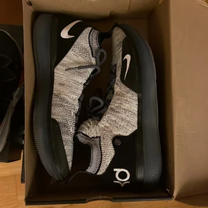 Nike Kd 11 - Basketsskor - Ett par snygga Basketsskor och helt oanvända Basketsskor. Hann aldrig använda de innan de blev för små för mig.