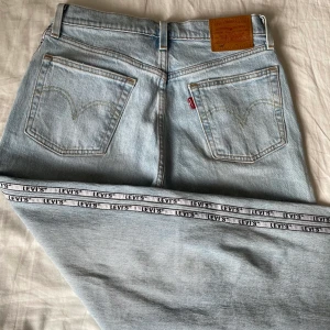 Levis jeans 501 ljusblå - Skit snygga blåa Levis jeans. Skulle behållt om dom inte va för korta på mig som är 173. Snygg detalj på sidan också 