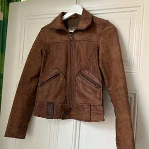 Brun läderjacka🤎 - Supersnygg läderjacka, står storlek M men jag brukar ha XS-S och och den är lagom på mig (se bild 2).
