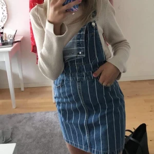 Hängslekjol - Superfin hängslekjol i jeans med vita ränder. ÄLSKAR men den är tyvärr för liten. Använd fåtal gånger! (Frakt ingår ej)