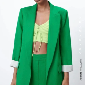 Blazer - Helt ny oversized blazer i linne och mönstrade ärmar. Använd en gång, säljer pga fel färg för mig. Nypris: 559 SEK