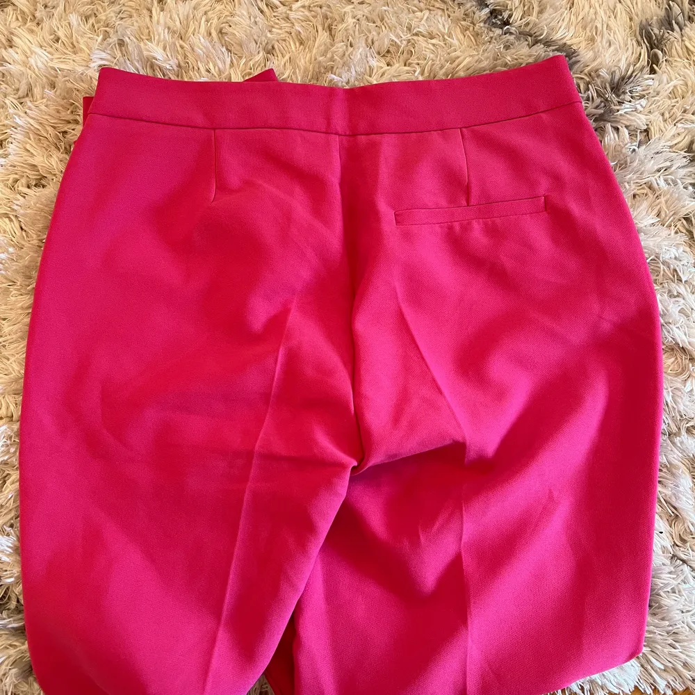 Fina kostymbyxor från Gina i storlek 38. Superfin rosa färg. Nya med lapp kvar . Jeans & Byxor.