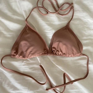Bikinitopp - Har sytt fast ilägg som lätt går att ta bort! Storlek S passar också XS Frakt tillkommer  Från nakd