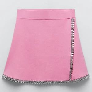 Kjol Zara  - Slutsåld kjol från Zara aldrig använd prislapp sitter kvar💕💕