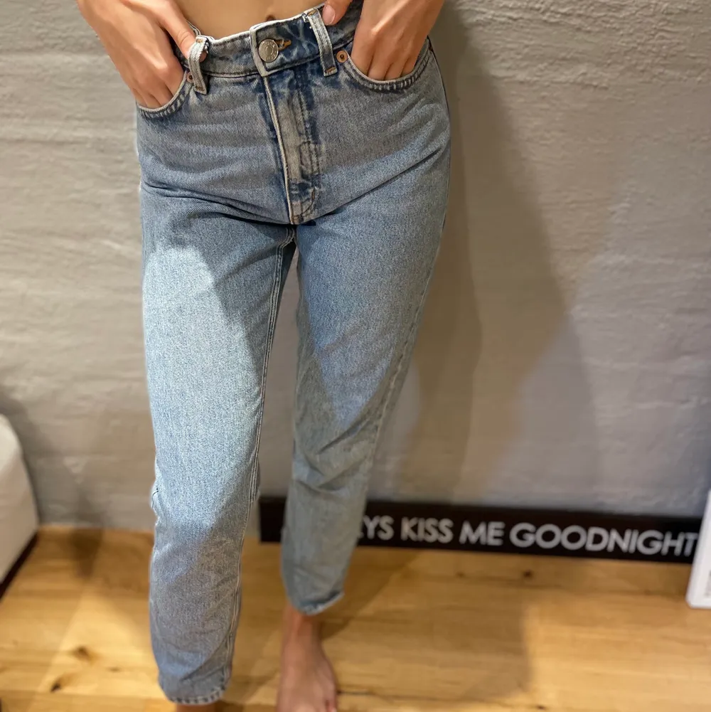 Ljusblå jeans från Monki i storlek 25!💕. Jeans & Byxor.