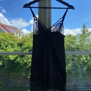 Nattlinne - Nattlinne med spets upptill och nedtill. Paljetter på bröstet